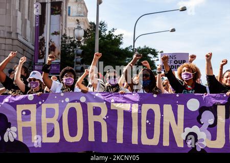 La bannière principale et avant de la Marche des femmes pour la justice en matière d'avortement à Washington, DC. Les manifestants exigent que le gouvernement américain protège les droits génésiques des femmes et leur accès à l'avortement dans tout le pays. Plus précisément, ils demandent au Congrès d'adopter la loi sur la protection de la santé des femmes (WHPA) et CHAQUE loi, qui garantissent l'accès à l'avortement et exigent qu'il soit couvert par une assurance. Plus de 600 manifestations satellites ont lieu à 2 octobre dans tout le pays. Ces événements sont en partie en réponse aux lois restrictives anti-avortement récemment adoptées au Texas et au Mississippi, et au refus de la Cour suprême de frapper d Banque D'Images