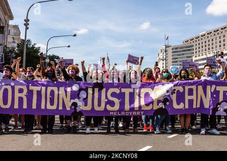 La bannière principale et avant de la Marche des femmes pour la justice en matière d'avortement à Washington, DC. Les manifestants exigent que le gouvernement américain protège les droits génésiques des femmes et leur accès à l'avortement dans tout le pays. Plus précisément, ils demandent au Congrès d'adopter la loi sur la protection de la santé des femmes (WHPA) et CHAQUE loi, qui garantissent l'accès à l'avortement et exigent qu'il soit couvert par une assurance. Plus de 600 manifestations satellites ont lieu à 2 octobre dans tout le pays. Ces événements sont en partie en réponse aux lois restrictives anti-avortement récemment adoptées au Texas et au Mississippi, et au refus de la Cour suprême de frapper d Banque D'Images