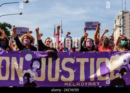 La bannière principale et avant de la Marche des femmes pour la justice en matière d'avortement à Washington, DC. Les manifestants exigent que le gouvernement américain protège les droits génésiques des femmes et leur accès à l'avortement dans tout le pays. Plus précisément, ils demandent au Congrès d'adopter la loi sur la protection de la santé des femmes (WHPA) et CHAQUE loi, qui garantissent l'accès à l'avortement et exigent qu'il soit couvert par une assurance. Plus de 600 manifestations satellites ont lieu à 2 octobre dans tout le pays. Ces événements sont en partie en réponse aux lois restrictives anti-avortement récemment adoptées au Texas et au Mississippi, et au refus de la Cour suprême de frapper d Banque D'Images