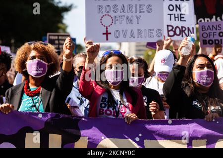 La bannière principale et avant de la Marche des femmes pour la justice en matière d'avortement à Washington, DC. Les manifestants exigent que le gouvernement américain protège les droits génésiques des femmes et leur accès à l'avortement dans tout le pays. Plus précisément, ils demandent au Congrès d'adopter la loi sur la protection de la santé des femmes (WHPA) et CHAQUE loi, qui garantissent l'accès à l'avortement et exigent qu'il soit couvert par une assurance. Plus de 600 manifestations satellites ont lieu à 2 octobre dans tout le pays. Ces événements sont en partie en réponse aux lois restrictives anti-avortement récemment adoptées au Texas et au Mississippi, et au refus de la Cour suprême de frapper d Banque D'Images