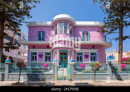 Rhodes, Grèce - 23 août 2022 : magnifique bâtiment d'école élémentaire coloré à Rhodes, Grèce. Photo de haute qualité Banque D'Images