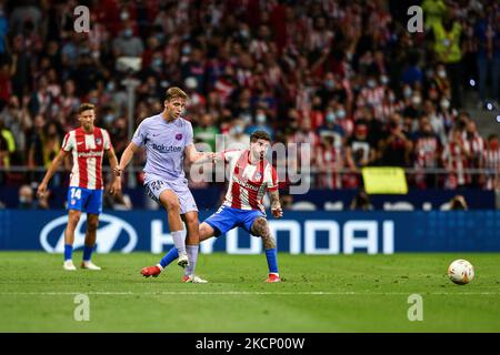 Nico Gonzalez et Rodrigo de Paul pendant le match de la Liga entre l'Atlético de Madrid et le FC Barcelone à Wanda Metropolitano sur 2 octobre 2021 à Madrid, Espagne. (Photo de Rubén de la Fuente Pérez/NurPhoto) Banque D'Images