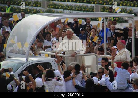 Rifa Al Gharbi, Bahreïn. 05th novembre 2022. Francis cercles croyants dans son papamobile dans l'arène avant une messe au Stade National de Riffa. Selon les organisateurs, plus de 28 000 personnes de plus de 100 pays ont assisté à ce service. Credit: Cindy Riechau/dpa/Alay Live News Banque D'Images