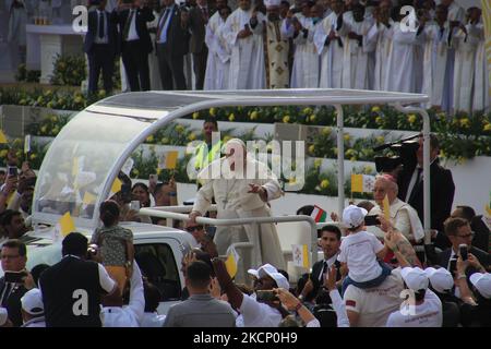 Rifa Al Gharbi, Bahreïn. 05th novembre 2022. François salue les fidèles de son Popemobile avant une messe au Stade National de Riffa. Selon les organisateurs, plus de 28 000 personnes de plus de 100 pays ont assisté à ce service. Credit: Cindy Riechau/dpa/Alay Live News Banque D'Images