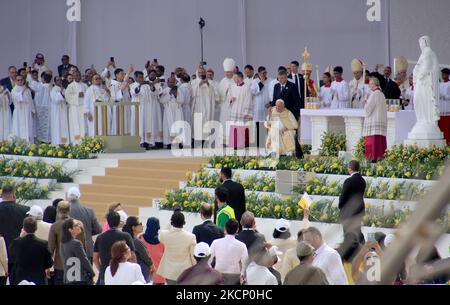 Rifa Al Gharbi, Bahreïn. 05th novembre 2022. Après une messe dans le stade national de Riffa, le Pape dit Au revoir aux fidèles. Selon les organisateurs, plus de 28 000 personnes de plus de 100 pays sont venues au service. Credit: Cindy Riechau/dpa/Alay Live News Banque D'Images