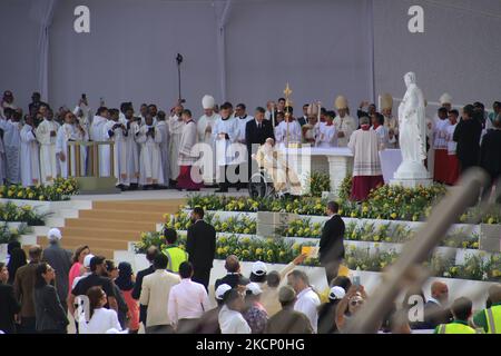 Rifa Al Gharbi, Bahreïn. 05th novembre 2022. Après une messe dans le stade national de Riffa, le Pape dit Au revoir aux fidèles. Selon les organisateurs, plus de 28 000 personnes de plus de 100 pays sont venues au service. Credit: Cindy Riechau/dpa/Alay Live News Banque D'Images