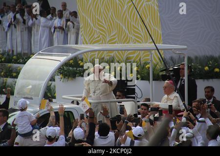 Rifa Al Gharbi, Bahreïn. 05th novembre 2022. François salue les fidèles de son Popemobile avant une messe au Stade National de Riffa. Selon les organisateurs, plus de 28 000 personnes de plus de 100 pays ont assisté à ce service. Credit: Cindy Riechau/dpa/Alay Live News Banque D'Images