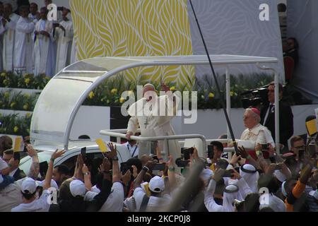 Rifa Al Gharbi, Bahreïn. 05th novembre 2022. François salue les fidèles de son Popemobile avant une messe au Stade National de Riffa. Selon les organisateurs, plus de 28 000 personnes de plus de 100 pays ont assisté à ce service. Credit: Cindy Riechau/dpa/Alay Live News Banque D'Images