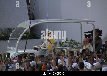 Rifa Al Gharbi, Bahreïn. 05th novembre 2022. Francis cercles croyants dans son Popemobile dans l'arène avant une messe au Stade National de Riffa. Selon les organisateurs, plus de 28 000 personnes de plus de 100 pays ont assisté à ce service. Credit: Cindy Riechau/dpa/Alay Live News Banque D'Images