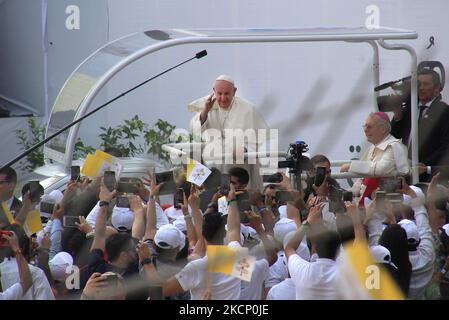 Rifa Al Gharbi, Bahreïn. 05th novembre 2022. François salue les fidèles de son Popemobile avant une messe au Stade National de Riffa. Selon les organisateurs, plus de 28 000 personnes de plus de 100 pays ont assisté à ce service. Le pape François est en voyage de quatre jours à Bahreïn. Credit: Cindy Riechau/dpa/Alay Live News Banque D'Images