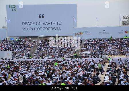 Rifa Al Gharbi, Bahreïn. 05th novembre 2022. Les croyants et les pèlerins attendent le début d'une messe avec le Pape au Stade National de Riffa. Credit: Cindy Riechau/dpa/Alay Live News Banque D'Images