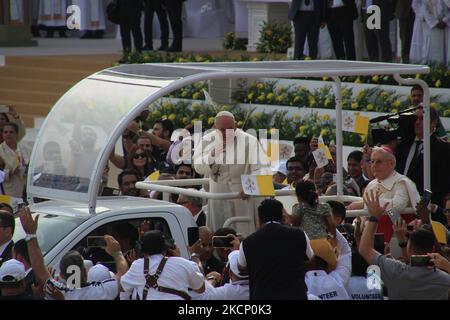 Rifa Al Gharbi, Bahreïn. 05th novembre 2022. François salue les fidèles de son Popemobile avant une messe au Stade National de Riffa. Selon les organisateurs, plus de 28 000 personnes de plus de 100 pays ont assisté à ce service. Credit: Cindy Riechau/dpa/Alay Live News Banque D'Images
