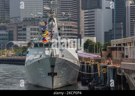 Hong Kong, Chine, 1 octobre 2021, la 'Qinzhou' une Covette de type 056 de la garnison de Hong Kong de l'APL est amarrée dans le centre de Hong Kong à l'occasion de la journée nationale de la Chine. (Photo de Marc Fernandes/NurPhoto) Banque D'Images