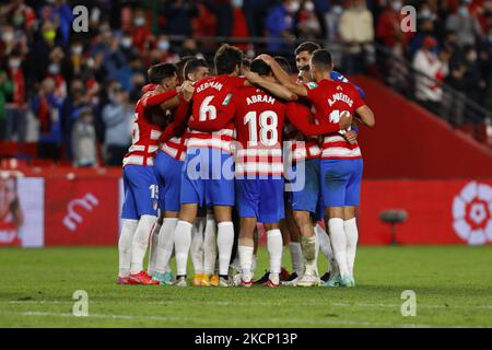 Les joueurs de Grenade célèbrent la victoire lors du match de la Liga entre le FC de Grenade et le FC de Séville au stade Nuevo Los Carmenes sur 3 octobre 2021 à Grenade, en Espagne. (Photo par Álex Cámara/NurPhoto) Banque D'Images