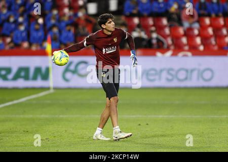 Yassine Bounou, également connue sous le nom de Bono, du FC Séville se réchauffe lors du match de la Liga entre le FC Grenade et le FC Séville au stade Nuevo Los Carmenes sur 3 octobre 2021 à Grenade, en Espagne. (Photo par Ãlex Cámara/NurPhoto) Banque D'Images