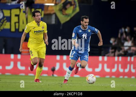 Dani Parejo (L) de Villarreal et Juan Miguel Jimnez, Juanmi de Real Betis pendant le match de la Liga entre Villarreal CF et Real Betis Balompie au stade de la Ceramica sur 3 octobre 2021. (Photo de Jose Miguel Fernandez/NurPhoto) Banque D'Images