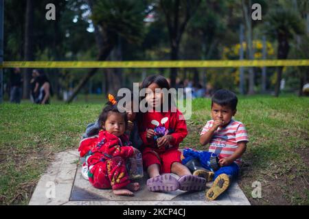 Les membres du camp communautaire autochtone Embera Katio au parc national colombien de Bogota, en Colombie, après la violence et la criminalité les ont sortis de leur territoire au début de 2020. Sur 3 octobre 2021 à Bogota, Colombie. (Photo par Sebastian Barros/NurPhoto) Banque D'Images