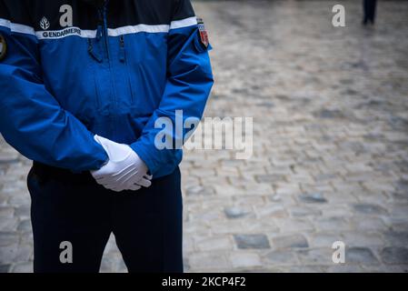Un gendarme dans la cour intérieure de l'Hôtel Matignon, siège de la présidence du Conseil des ministres, lors du sommet entre le Premier ministre Jean Castex et le Vice-président colombien Marta Lucía Ramirez de Rincon, à Paris, 5 octobre 2021. (Photo par Andrea Savorani Neri/NurPhoto) Banque D'Images