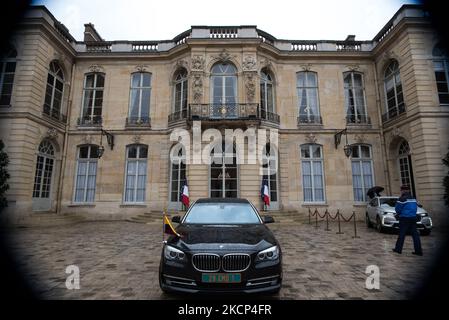 La voiture de la vice-présidente colombienne et ministre des Affaires étrangères Marta Lucía Ramirez de Rincon lors du sommet à Matignon avec le Premier ministre français Jean Castex, à Paris, 5 octobre 2021. (Photo par Andrea Savorani Neri/NurPhoto) Banque D'Images