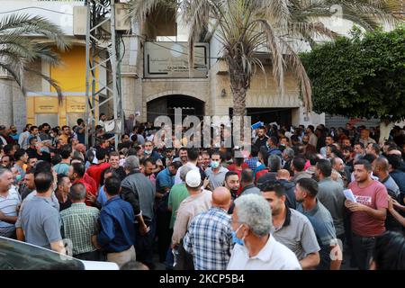 Des hommes palestiniens se réunissent pour demander des permis de travail en Israël, au camp de réfugiés de Jabalia, dans le nord de la bande de Gaza, sur 6 octobre 2021. (Photo de Majdi Fathi/NurPhoto) Banque D'Images