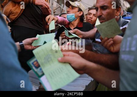 Des hommes palestiniens se réunissent pour demander des permis de travail en Israël, au camp de réfugiés de Jabalia, dans le nord de la bande de Gaza, sur 6 octobre 2021. (Photo de Majdi Fathi/NurPhoto) Banque D'Images