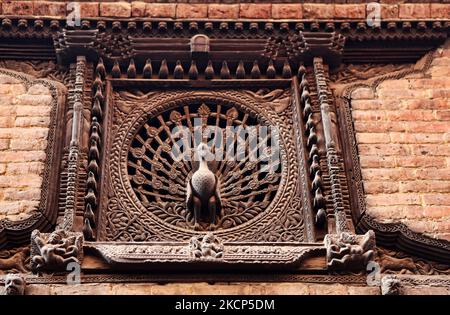 Fenêtre de paon à Pujari Math dans l'ancienne ville de Bhaktapur, au Népal, sur 08 décembre 2011. La fenêtre de paon remonte au début du 15th siècle et est un exemple très célèbre de la fabrication qui peut être vu dans une grande partie du Népal. (Photo de Creative Touch Imaging Ltd./NurPhoto) Banque D'Images