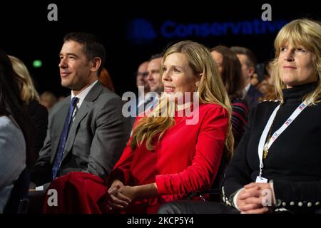 Carrie Johnson, épouse du Premier ministre Boris Johnson, regarde le discours de Johnson le quatrième jour de la Conférence du Parti conservateur à Manchester Central, à Manchester, le mercredi 6th octobre 2021. (Photo par MI News/NurPhoto) Banque D'Images