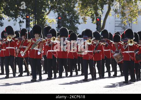 Les membres de la bande du régiment des gardes de Coldstream de la Division des ménages de l'Armée britannique défilent de la caserne Wellington au Palais de Buckingham pour remplacer les membres du Régiment royal de l'Artillerie canadienne alors que les soldats canadiens prennent part à leur premier changement de la « descente » de la garde à Londres, en Angleterre, Sur 6 octobre 2021. Quatre-vingt-dix membres du personnel canadien exercent des fonctions de la garde de la Reine dans les quatre résidences de la famille royale de Londres (Palais de Buckingham, Palais de St James's, Château de Windsor et Tour de Londres) de 4-22 octobre. Pour les cérémonies de montage et de démontage, qui prennent p Banque D'Images