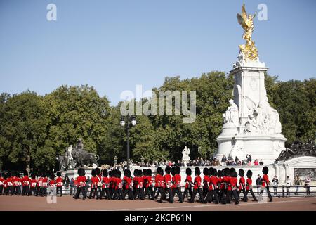 Les membres du régiment des gardes de Coldstream de la Division des ménages de l'Armée britannique défilent de la caserne Wellington devant le Victoria Memorial en chemin vers le Palais de Buckingham pour remplacer les membres du Royal Regiment of Canadian Artillery comme les soldats canadiens prennent part à leur premier changement de la garde 'ismount' De service à Londres, Angleterre, sur 6 octobre 2021. Quatre-vingt-dix membres du personnel canadien exercent des fonctions de la garde de la Reine dans les quatre résidences de la famille royale de Londres (Palais de Buckingham, Palais de St James's, Château de Windsor et Tour de Londres) de 4-22 octobre. Pour le support Banque D'Images