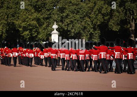 Les membres du régiment des gardes de Coldstream de la Division des ménages de l'Armée britannique défilent de la caserne Wellington au Palais de Buckingham pour remplacer les membres du Régiment royal de l'Artillerie canadienne alors que les soldats canadiens prennent part à leur premier changement de la « descente » de la garde à Londres, en Angleterre, Sur 6 octobre 2021. Quatre-vingt-dix membres du personnel canadien exercent des fonctions de la garde de la Reine dans les quatre résidences de la famille royale de Londres (Palais de Buckingham, Palais de St James's, Château de Windsor et Tour de Londres) de 4-22 octobre. Pour les cérémonies de montage et de démontage, qui ont lieu Banque D'Images