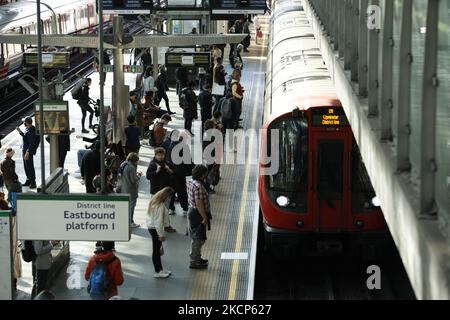 Les passagers, certains portant un masque facial, attendent l'arrivée d'un train de la ligne District sur le réseau souterrain de Londres à la station Earl's court de Londres, en Angleterre, sur 6 octobre 2021. (Photo de David Cliff/NurPhoto) Banque D'Images