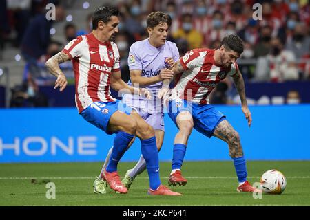 Nico Gonzalez de Barcelone et Rodrigo de Paul et Stefan Savic de l'Atletico Madrid se disputent le ballon lors du match de la Liga Santander entre le Club Atletico de Madrid et le FC Barcelone à l'Estadio Wanda Metropolitano sur 2 octobre 2021 à Madrid, Espagne. (Photo de Jose Breton/Pics action/NurPhoto) Banque D'Images