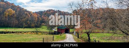 Bannière Web d'un vieux pont couvert en bois dans la campagne Appalachia, un beau jour d'automne. Banque D'Images