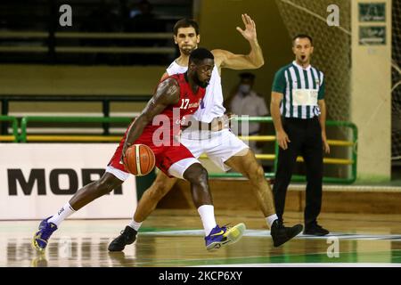 (17) Michael Fakuade de l'équipe d'Al-Ahli essayant de croiser pendant le match entre le Club sportif d'Al-Ahli (ASC) (Egypte) et le Club sportif de Beyrouth (BSC) (Liban), mercredi 6 octobre 2021 à Burj Al Arab Stadium à 18 h 00, le jour 8 pour les Championnats du Club arabe N.33 (photo d'Ayman Aref/NurPhoto) Banque D'Images