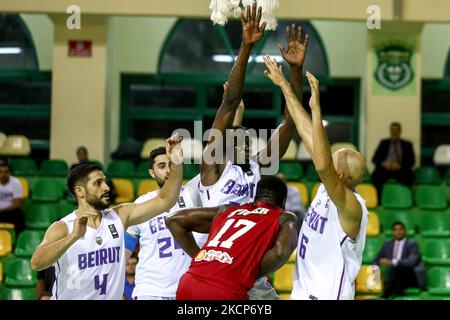 (3) Ater Majok (6) Eli Chamon (24) Hayk Gyokchyan (4) Mazen Mheimneh de l'équipe de Beyrouth essayant d'empêcher (17) Michael Fakuade joueur de l'équipe d'Al-Ahli de marquer un but pendant le match entre le Club sportif Al-Ahli (ASC) (Egypte) et le Club sportif de Beyrouth (BSC) (Liban), Mercredi 6 octobre 2021 à Burj Al Arab Stadium à 18:00, le jour 8 pour les championnats du Club arabe N.33 (photo par Ayman Aref/NurPhoto) Banque D'Images