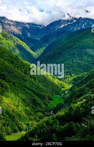 Vue sur la vallée de la Lez avec des sommets enneigés en arrière-plan lors d'une belle journée d'été dans la chaîne de montagnes des Pyrénées françaises Banque D'Images