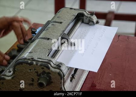 Un enseignant malvoyants utilise une machine à écrire en braille à la SLB ABCD Sejahtera pour les personnes handicapées dans la ville de Bogor, à Java-Ouest, en Indonésie, sur 7 octobre 2021. (Photo par Adriana Adie/NurPhoto) Banque D'Images