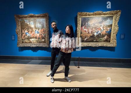 LONDRES, ROYAUME-UNI - 07 OCTOBRE 2021 : Des artistes de la prochaine représentation live de Hetain Patel, 'Baa's Gold 10', posent devant des tableaux intitulés (L-R) 'le Triumph de Pan' (1636) et 'le Triumph de Bacchus' (1635-6) de l'artiste classique français Nicolas Poussin (1594-1665) lors d'une présentation de la presse pour la prochaine exposition 'Poussin et la danse' (Du 9 octobre 2021 au 2 janvier 2022) à la Galerie nationale, sur 07 octobre 2021, à Londres, en Angleterre. (Photo de Wiktor Szymanowicz/NurPhoto) Banque D'Images