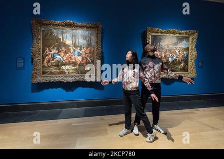 LONDRES, ROYAUME-UNI - 07 OCTOBRE 2021 : Des artistes de la prochaine représentation live de Hetain Patel, 'Baa's Gold 10', posent devant des tableaux intitulés (L-R) 'le Triumph de Pan' (1636) et 'le Triumph de Bacchus' (1635-6) de l'artiste classique français Nicolas Poussin (1594-1665) lors d'une présentation de la presse pour la prochaine exposition 'Poussin et la danse' (Du 9 octobre 2021 au 2 janvier 2022) à la Galerie nationale, sur 07 octobre 2021, à Londres, en Angleterre. (Photo de Wiktor Szymanowicz/NurPhoto) Banque D'Images