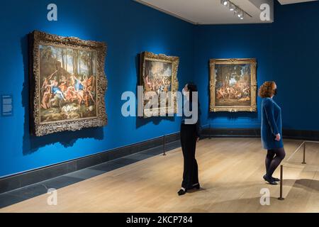 LONDRES, ROYAUME-UNI - 07 OCTOBRE 2021 : les membres du personnel de la galerie regardent des peintures intitulées (L-R) 'le Triumph de Pan' (1636), 'le Triumph de Bacchus' (1635-6) et 'le Triumph de Silenus' (c. 1636) par l'artiste français classique Nicolas Poussin (1594–1665) lors d'un point de vue de la presse pour la prochaine exposition « Poussin et la danse » (9 octobre 2021 – 2 janvier 2022) à la Galerie nationale, sur 07 octobre 2021, à Londres, en Angleterre. (Photo de Wiktor Szymanowicz/NurPhoto) Banque D'Images