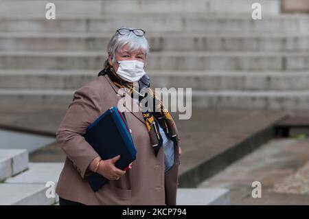 Ministère de la cohésion territoriale et des relations avec les communautés territoriales Jacqueline Gourault quitte le Palais de l'Elysée à l'issue de la réunion du Conseil des Ministres, à Paris, le 7 octobre 2021. (Photo par Andrea Savorani Neri/NurPhoto) Banque D'Images