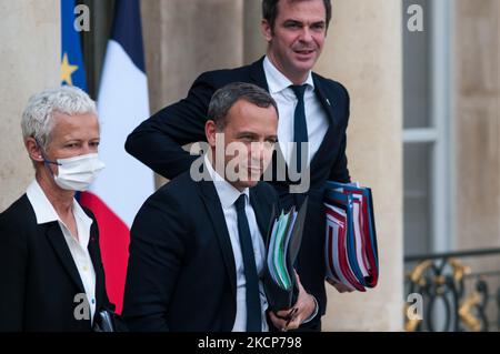 Le Secrétaire d'Etat au Ministère de la Santé, Adrien Taquet, avec le Ministre de la Santé, Oliver Véran, et le sous-secrétaire du travail, Brigitte Klinkert, quittent le Palais de l'Elysée à l'issue de la réunion du Conseil des Ministres, à Paris, le 7 octobre 2021. (Photo par Andrea Savorani Neri/NurPhoto) Banque D'Images