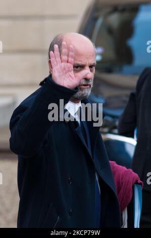 Le Ministre de l'éducation Jean-Michel Blanquer quitte le Palais de l'Elysée à l'issue de la réunion du Conseil des Ministres, à Paris, le 7 octobre 2021. (Photo par Andrea Savorani Neri/NurPhoto) Banque D'Images