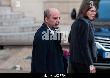 Le Ministre de l'éducation Jean-Michel Blanquer et le Ministre de la transformation et de la fonction publique Amélie de Montchalin quittent le Palais de l'Elysée à l'issue de la réunion du Conseil des ministres, à Paris, le 7 octobre 2021. (Photo par Andrea Savorani Neri/NurPhoto) Banque D'Images