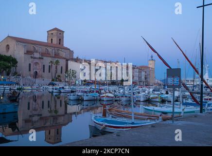 La Ciotat, France - 17 mai 2022 : vieux bateaux de pêche en face du centre historique du village Banque D'Images