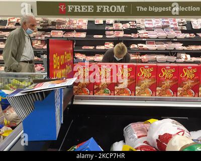 Des acheteurs dans un supermarché quelques jours avant la longue fin de semaine de Thanksgiving pendant la quatrième vague de la pandémie du nouveau coronavirus (COVID-19) à Toronto, Ontario, Canada, on 07 octobre 2021. Les résultats d'une étude canadienne ont été publiés il y a quelques jours, déclarant que la variante Delta 133% plus mortelle que la souche COVID originale. L'étude, menée par des chercheurs de l'Université de Toronto et publiée mardi dans le Journal de l'Association médicale canadienne, a analysé plus de 212 000 cas de COVID-19 signalés en Ontario entre février 7 et 27 juin 2021.parmi les cas de Delta, ils ont trouvé un taux de 108 par c. Banque D'Images