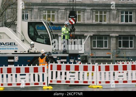 Le travailleur est vu faire fonctionner une grue mobile devant la cathédrale de Cologne, en Allemagne, le 7 octobre 2021, alors que l'échafaudage entourant la cathédrale de Cologne est enlevé depuis la rénovation de Cologne au cours des 10 dernières années (photo de Ying Tang/NurPhoto) Banque D'Images