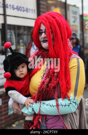 Une mère habillée à Sally (un ragdoll qui a pris vie du film le cauchemar avant Noël) tient son petit enfant en costume pendant Halloween à Toronto, Ontario, Canada. (Photo de Creative Touch Imaging Ltd./NurPhoto) Banque D'Images