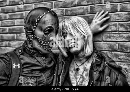 Un homme portant un masque en caoutchouc avec un long nez pose avec sa petite amie sur le chemin d'une fête de costume d'Halloween à Toronto, Ontario, Canada. (Photo de Creative Touch Imaging Ltd./NurPhoto) Banque D'Images
