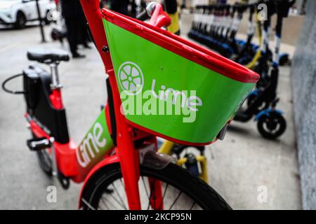 Le logo lime est visible sur le vélo à Milan, Italie sur 6 octobre 2021. (Photo de Jakub Porzycki/NurPhoto) Banque D'Images
